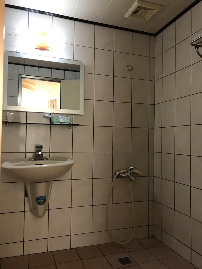 Minren Hotel Юйчі Екстер'єр фото